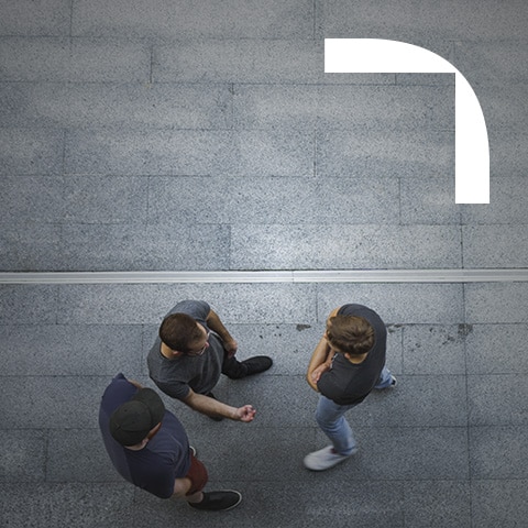 jongeren-op-een-stoep-van-bovenaf