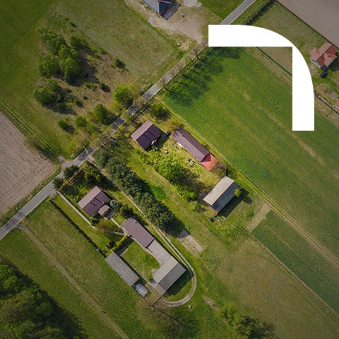 platteland-met-boerderij-van-bovenaf