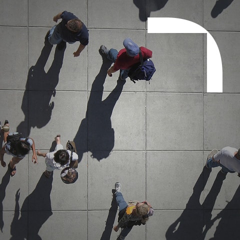 voetgangers-lopend-over-een-stoep-van-bovenaf